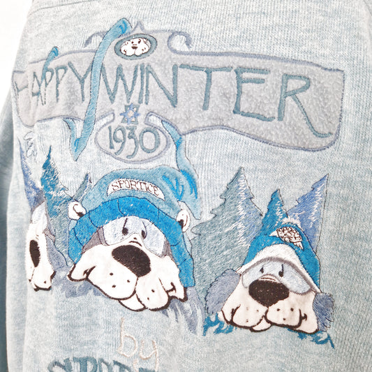Einzigartiger und nachhaltiger Vintage Pullover in hellblau-türkis-silber mit drei Hunden. Close-up.