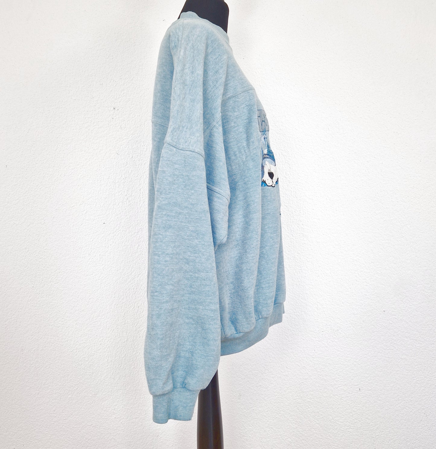 Einzigartiger und nachhaltiger Vintage Pullover in hellblau-türkis-silber mit drei Hunden. Side.