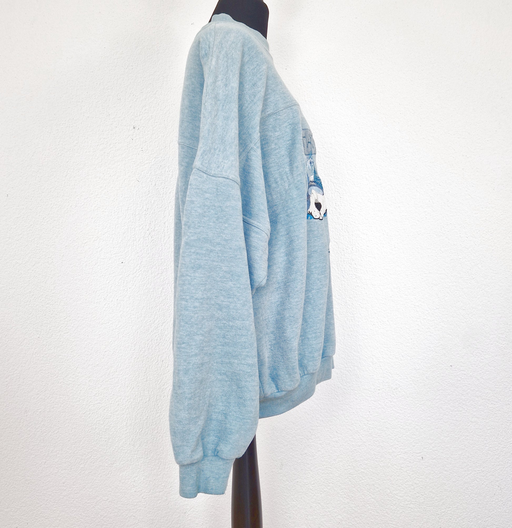Einzigartiger und nachhaltiger Vintage Pullover in hellblau-türkis-silber mit drei Hunden. Side.