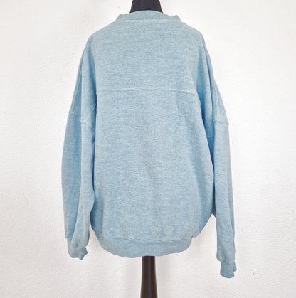 Einzigartiger und nachhaltiger Vintage Pullover in hellblau-türkis-silber mit drei Hunden. Back.