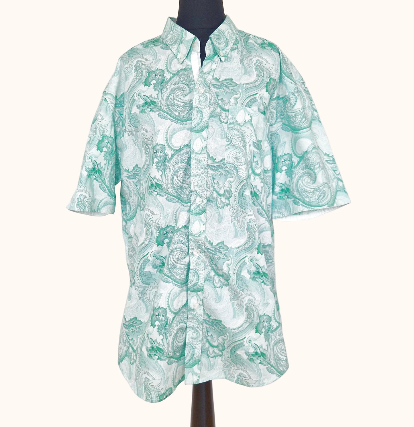 Einzigartiges und nachhaltiges Vintage Kurzarmhemd in mint-weiss mit Paisley. Front.