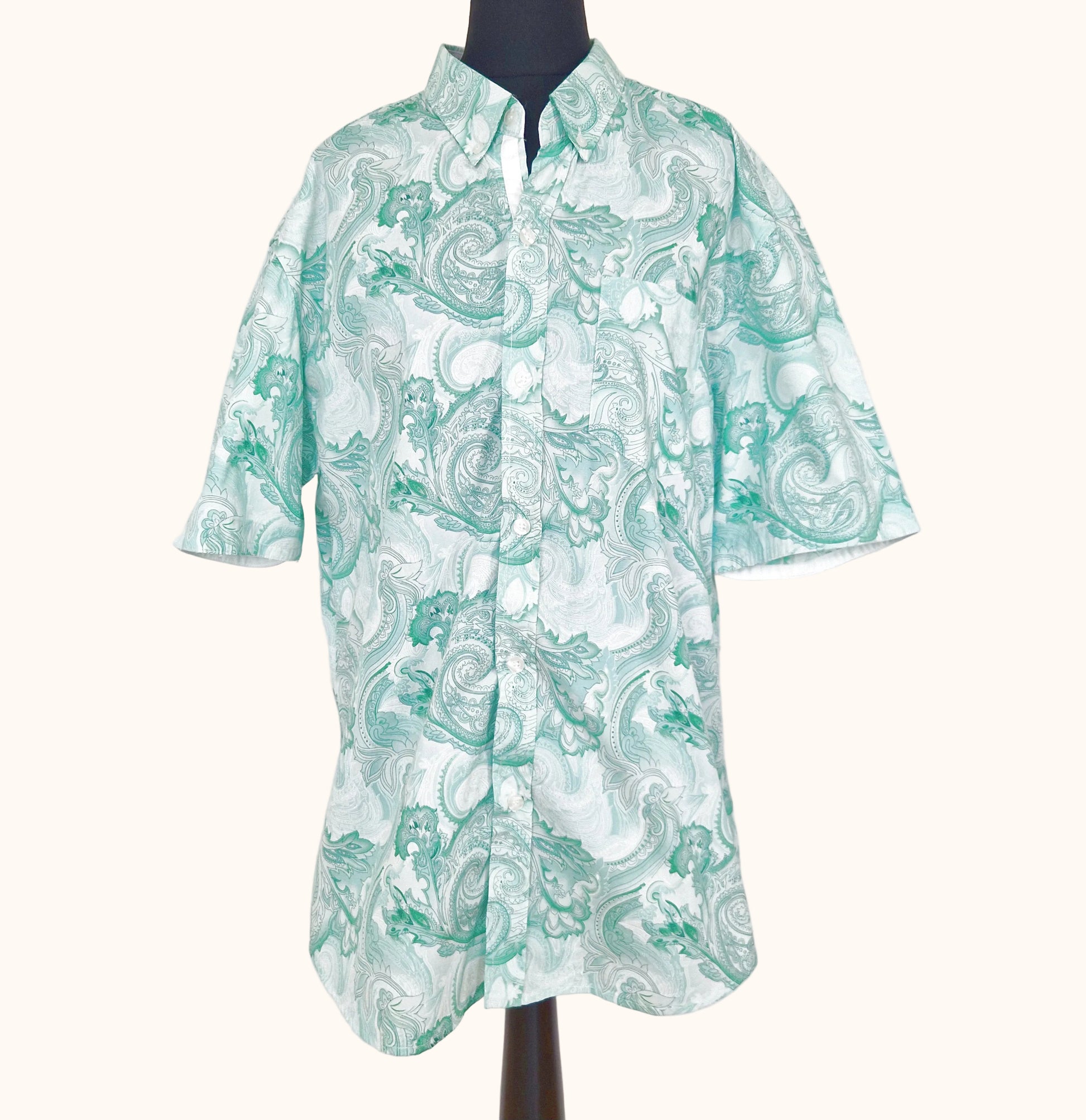 Einzigartiges und nachhaltiges Vintage Kurzarmhemd in mint-weiss mit Paisley. Front.