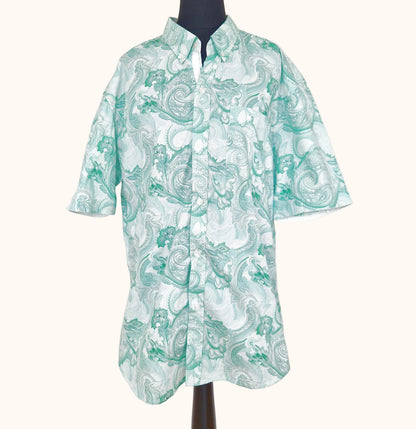 Einzigartiges und nachhaltiges Vintage Kurzarmhemd in mint-weiss mit Paisley. Front.