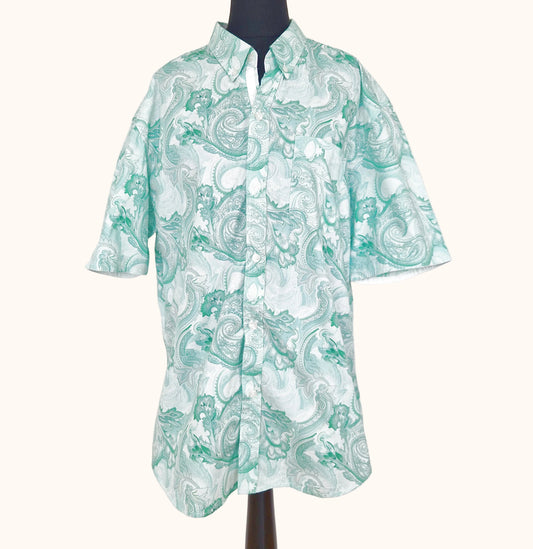 Einzigartiges und nachhaltiges Vintage Kurzarmhemd in mint-weiss mit Paisley. Front.