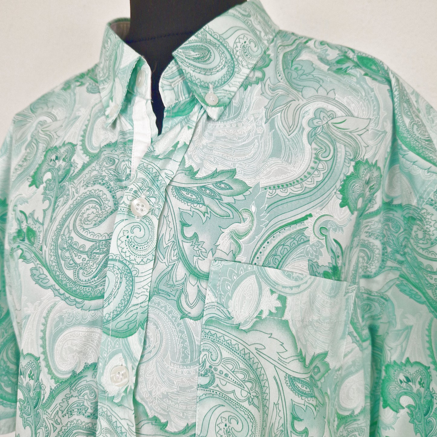Einzigartiges und nachhaltiges Vintage Kurzarmhemd in mint-weiss mit Paisley. Close-up.