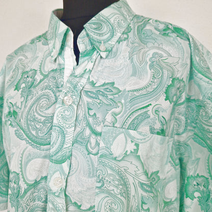 Einzigartiges und nachhaltiges Vintage Kurzarmhemd in mint-weiss mit Paisley. Close-up.