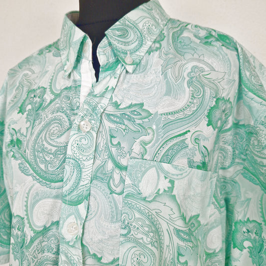 Einzigartiges und nachhaltiges Vintage Kurzarmhemd in mint-weiss mit Paisley. Close-up.