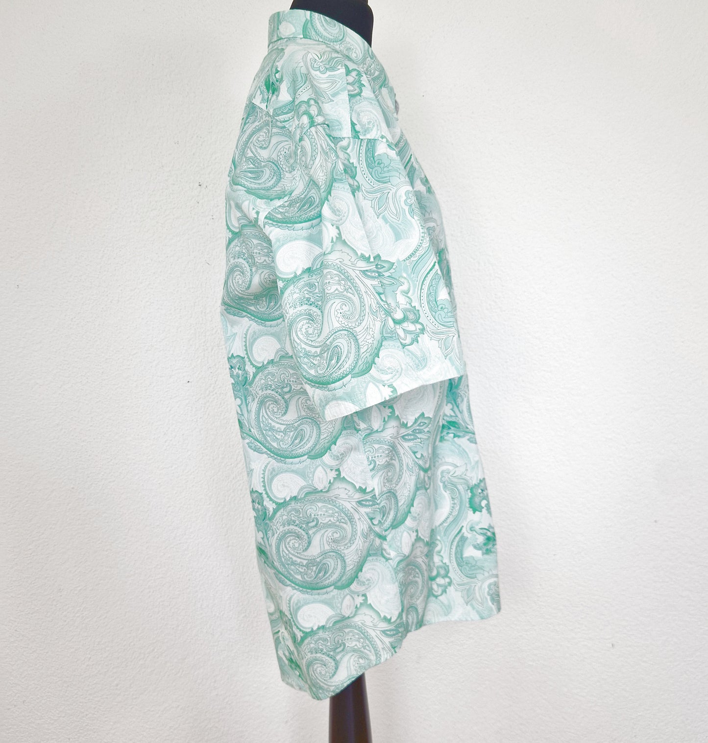 Einzigartiges und nachhaltiges Vintage Kurzarmhemd in mint-weiss mit Paisley. Side.