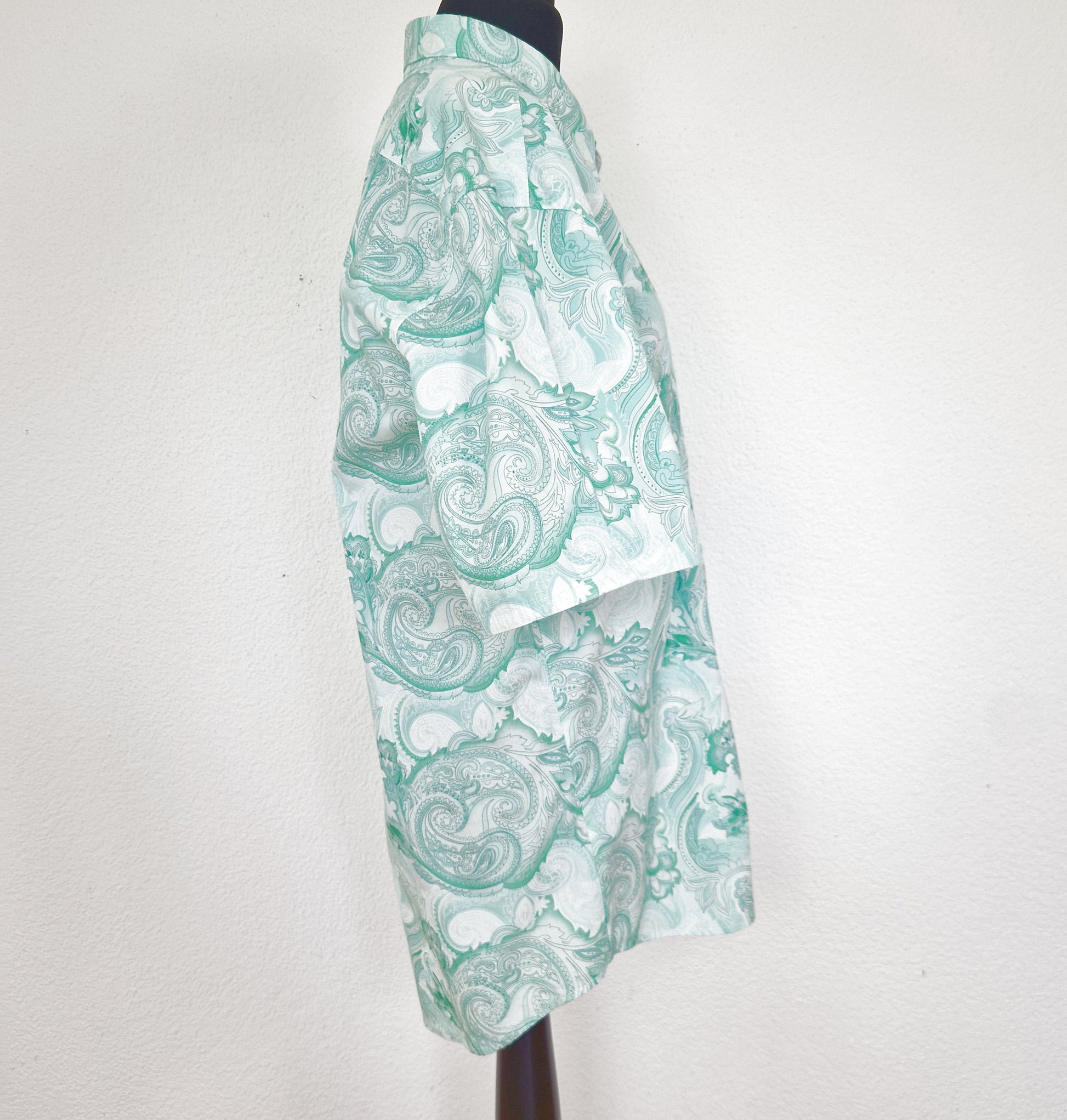 Einzigartiges und nachhaltiges Vintage Kurzarmhemd in mint-weiss mit Paisley. Side.