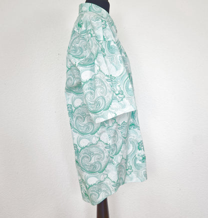Einzigartiges und nachhaltiges Vintage Kurzarmhemd in mint-weiss mit Paisley. Side.