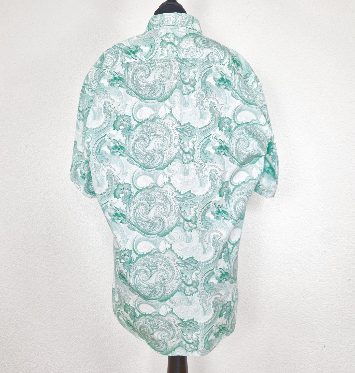 Einzigartiges und nachhaltiges Vintage Kurzarmhemd in mint-weiss mit Paisley. Back.