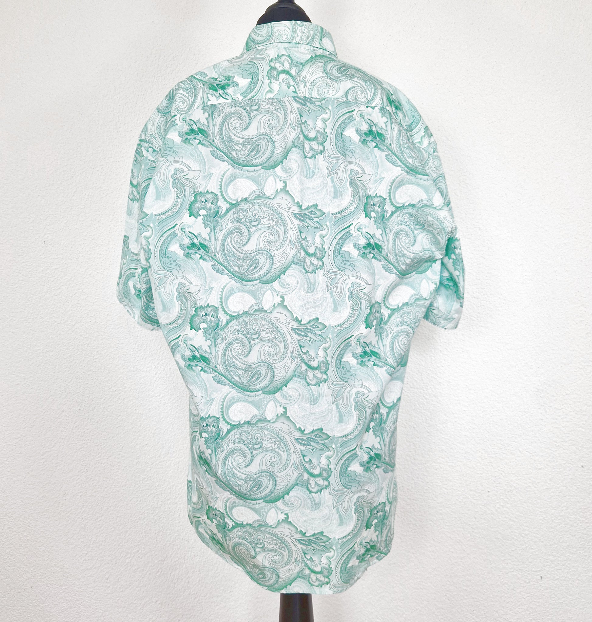 Einzigartiges und nachhaltiges Vintage Kurzarmhemd in mint-weiss mit Paisley. Back.