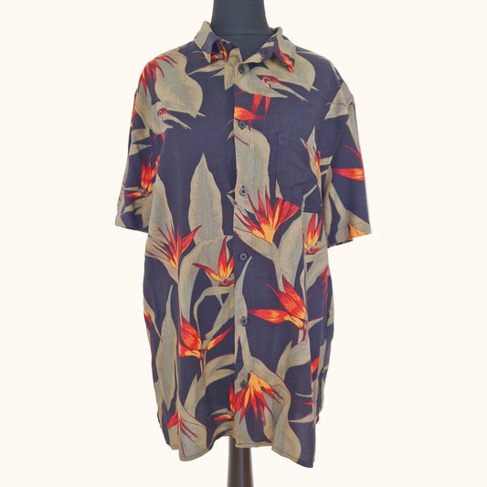 Einzigartiges und nachhaltiges Vintage Kurzarmhemd in schwarz-khaki-orange mit Blumen. Front.
