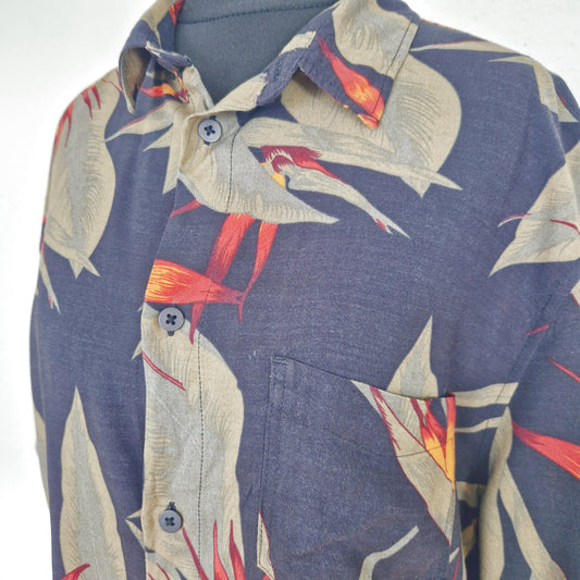 Einzigartiges und nachhaltiges Vintage Kurzarmhemd in schwarz-khaki-orange mit Blumen. Close-up.