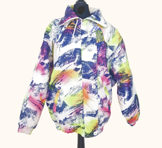 Einzigartige und nachhaltige Vintage Skijacke in weiss-blau-neongelb. Front.
