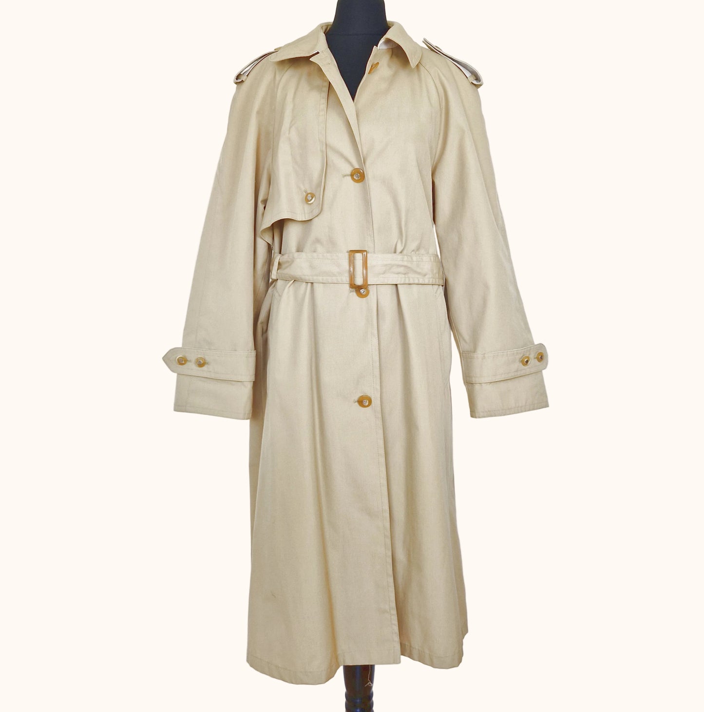 Einzigartiger und nachhaltiger Vintage Trenchcoat in khakibeige. Front.
