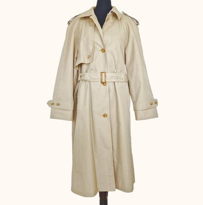 Einzigartiger und nachhaltiger Vintage Trenchcoat in khakibeige. Front.
