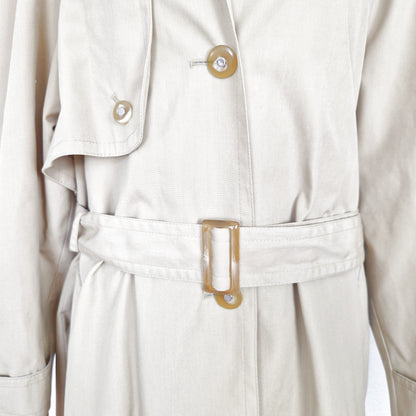 Einzigartiger und nachhaltiger Vintage Trenchcoat in khakibeige. Close-up 2.