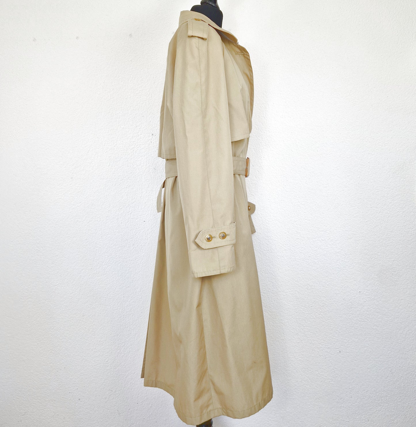 Einzigartiger und nachhaltiger Vintage Trenchcoat in khakibeige. Side.