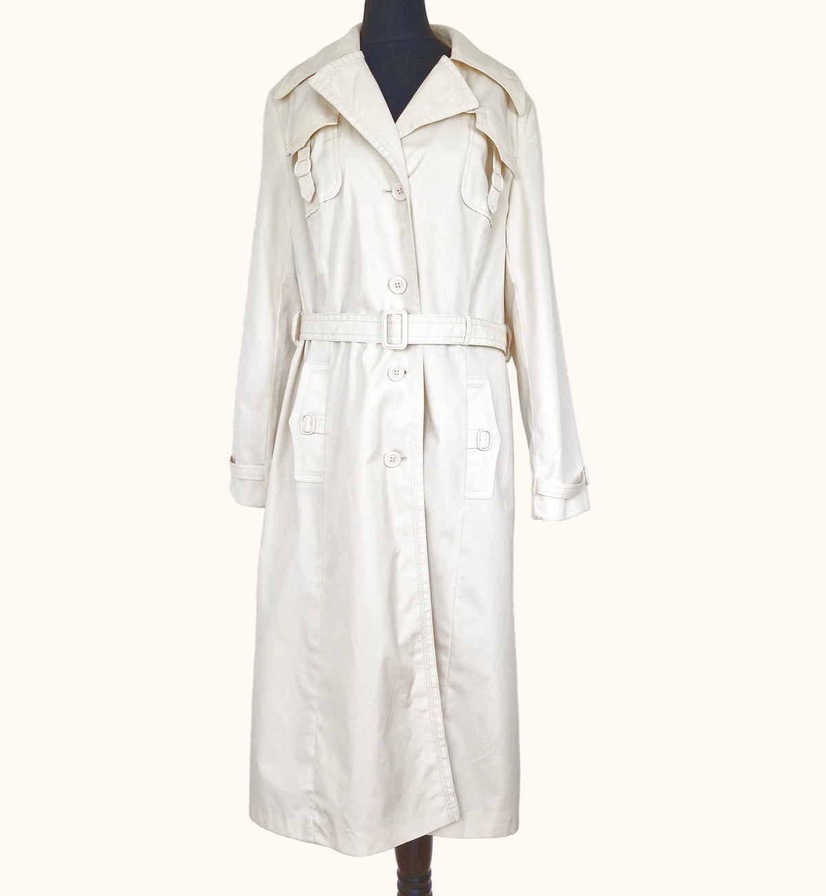 Einzigartiger und nachhaltiger Vintage Trenchcoat in eierschale. Front.