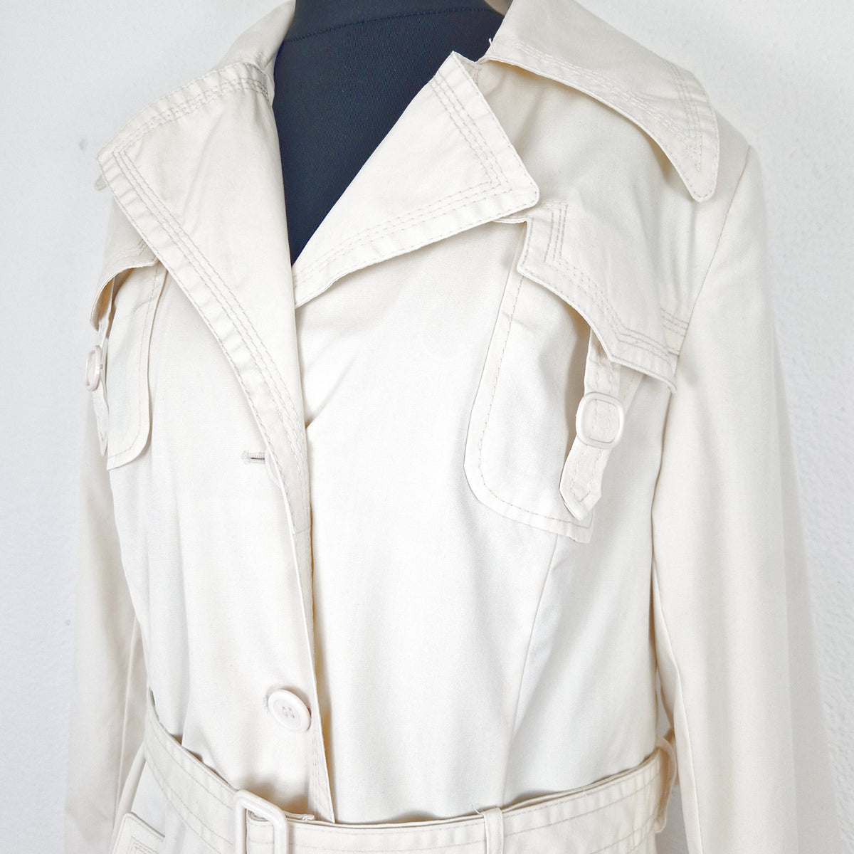 Einzigartiger und nachhaltiger Vintage Trenchcoat in eierschale. Close-up.
