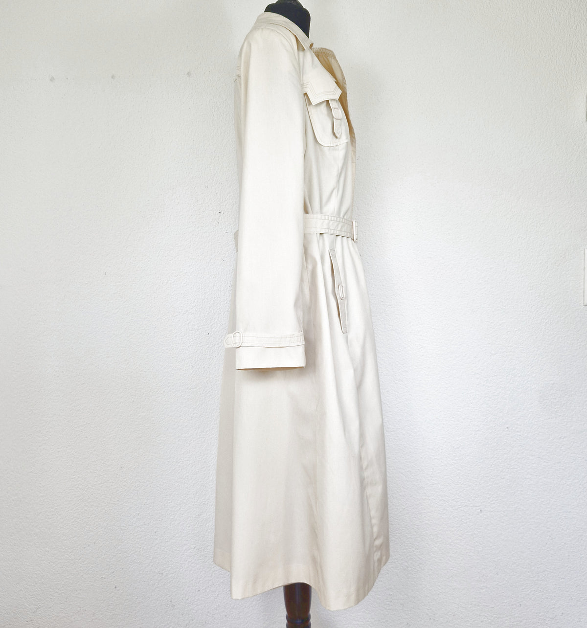 Einzigartiger und nachhaltiger Vintage Trenchcoat in eierschale. Side.