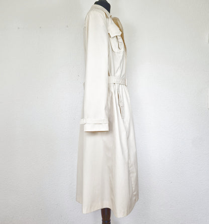 Einzigartiger und nachhaltiger Vintage Trenchcoat in eierschale. Side.