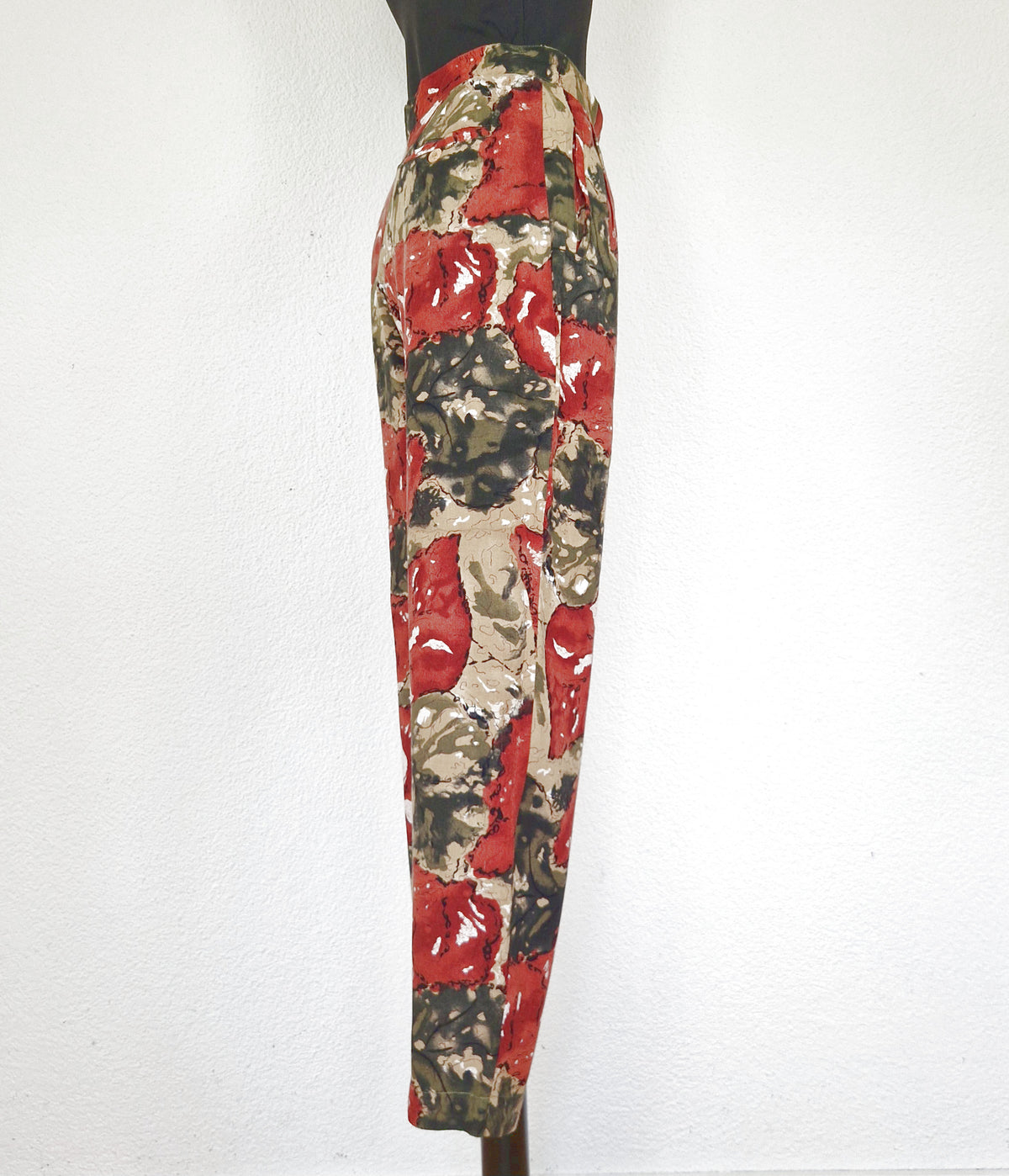 Einzigartige und nachhaltige Vintage Hose in braun-grün-khaki mit Blattmuster. Side.