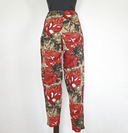 Einzigartige und nachhaltige Vintage Hose in braun-grün-khaki mit Blattmuster. Back.