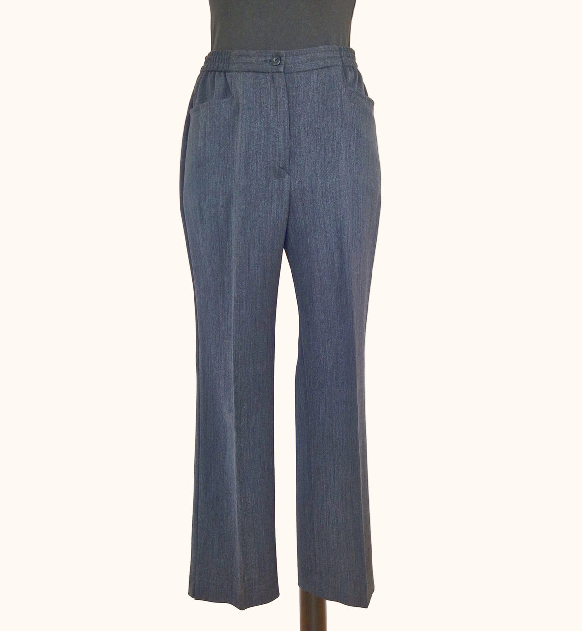Einzigartige und nachhaltige Vintage Hose in anthrazit mit Bundfalte. Front.