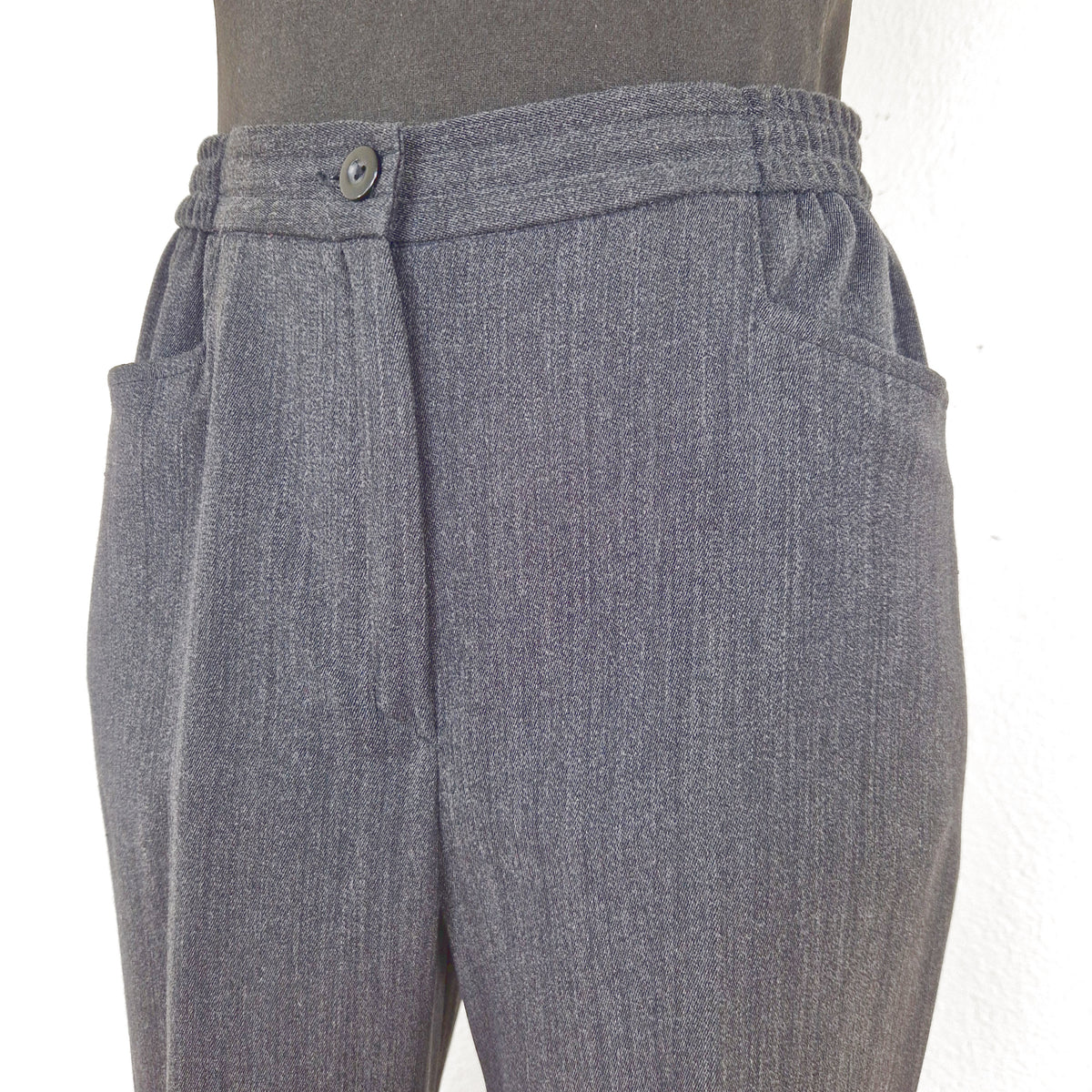 Einzigartige und nachhaltige Vintage Hose in anthrazit mit Bundfalte. Close-up.
