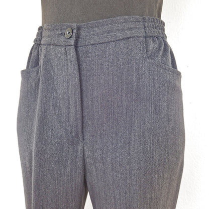 Einzigartige und nachhaltige Vintage Hose in anthrazit mit Bundfalte. Close-up.