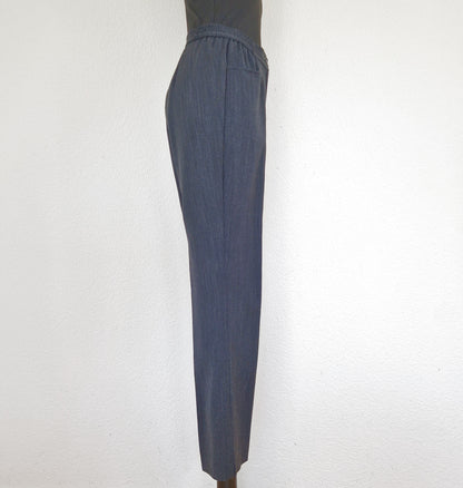 Einzigartige und nachhaltige Vintage Hose in anthrazit mit Bundfalte. Side.