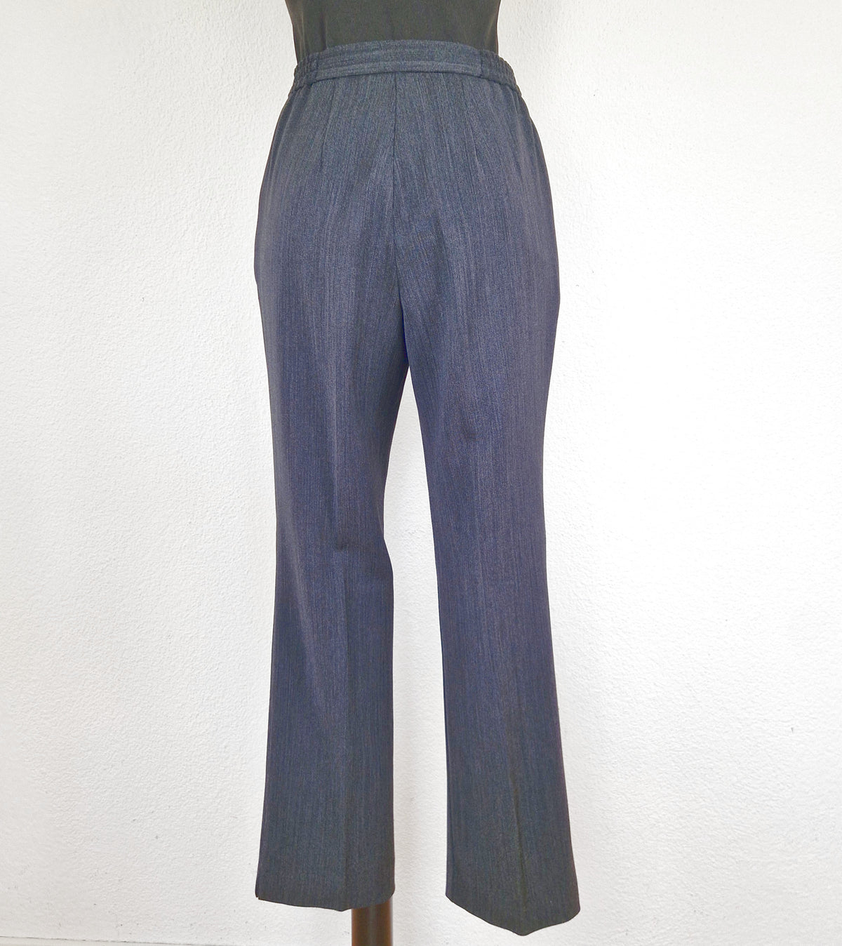 Einzigartige und nachhaltige Vintage Hose in anthrazit mit Bundfalte. Back.
