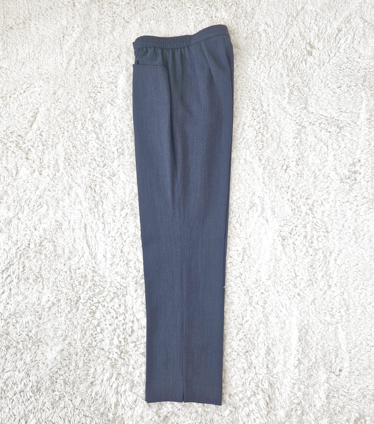 Einzigartige und nachhaltige Vintage Hose in anthrazit mit Bundfalte. Side flat.