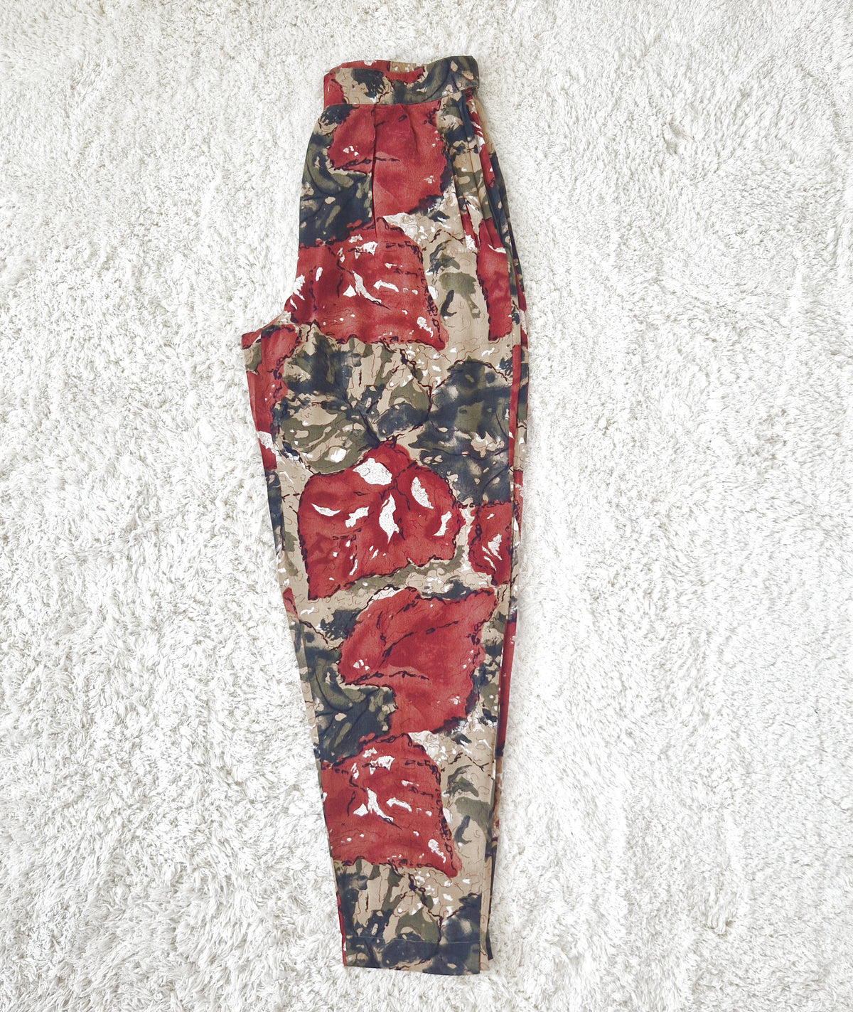 Einzigartige und nachhaltige Vintage Hose in braun-grün-khaki mit Blattmuster. Side flat.