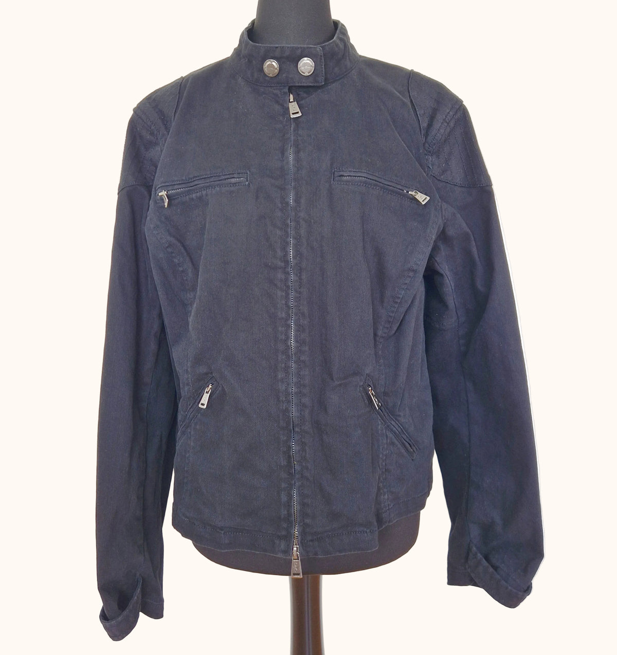 Einzigartige und nachhaltige Vintage Jeansjacke in schwarz im Bikerstil. Front.