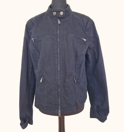 Einzigartige und nachhaltige Vintage Jeansjacke in schwarz im Bikerstil. Front.
