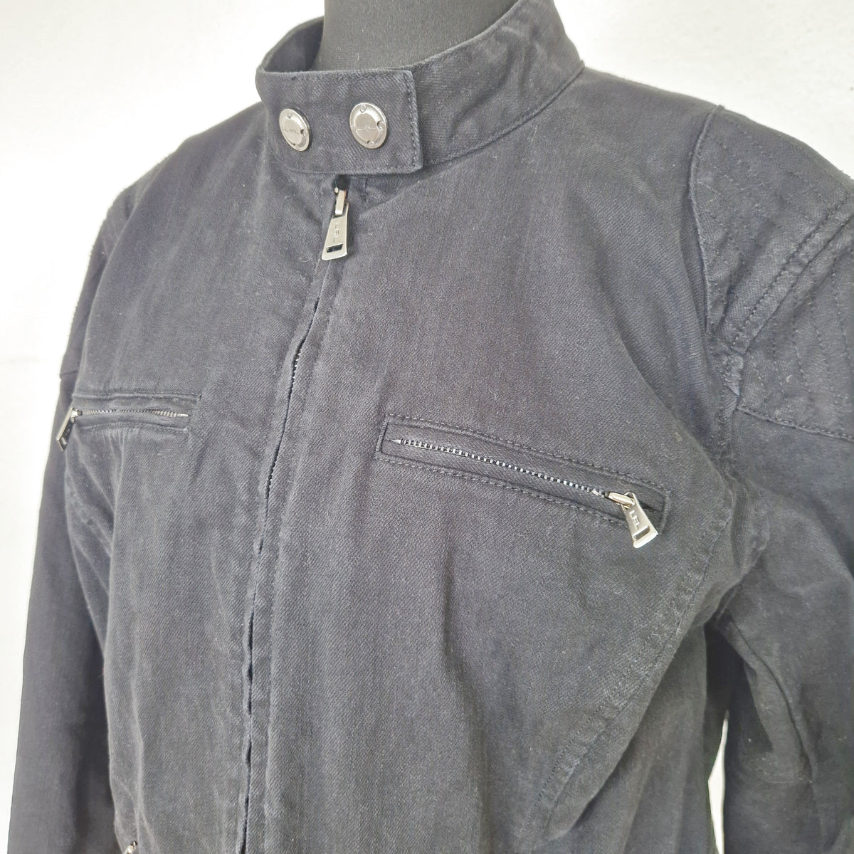 Einzigartige und nachhaltige Vintage Jeansjacke in schwarz im Bikerstil. Side.