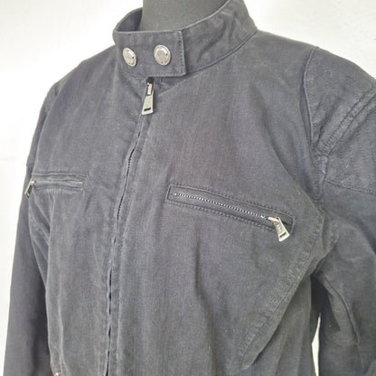 Einzigartige und nachhaltige Vintage Jeansjacke in schwarz im Bikerstil. Side.