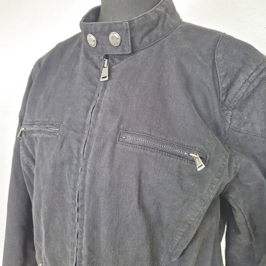 Einzigartige und nachhaltige Vintage Jeansjacke in schwarz im Bikerstil. Side.