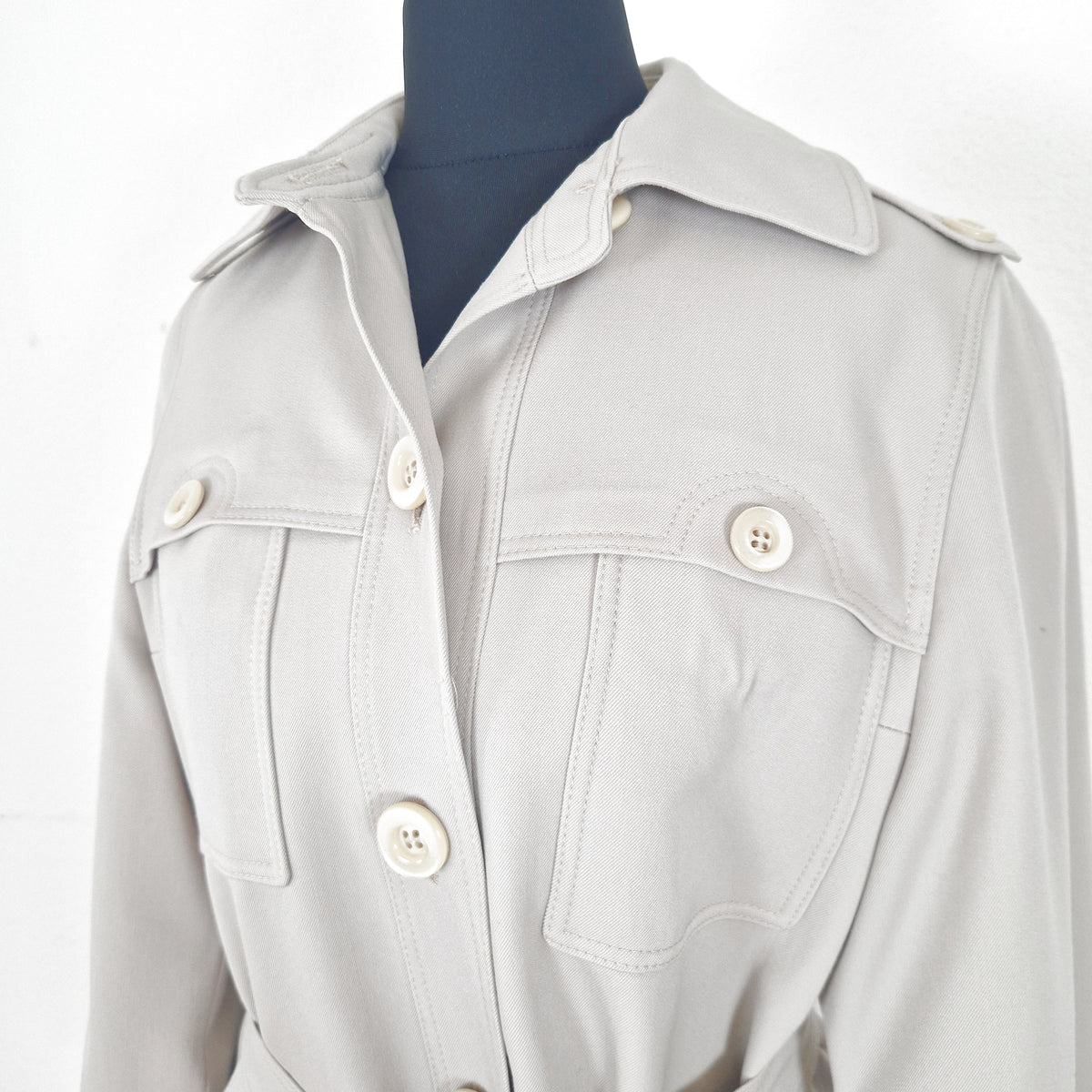 Einzigartiger und nachhaltiger Vintage Trenchcoat in Sand, mit Gürtel. Close-up.