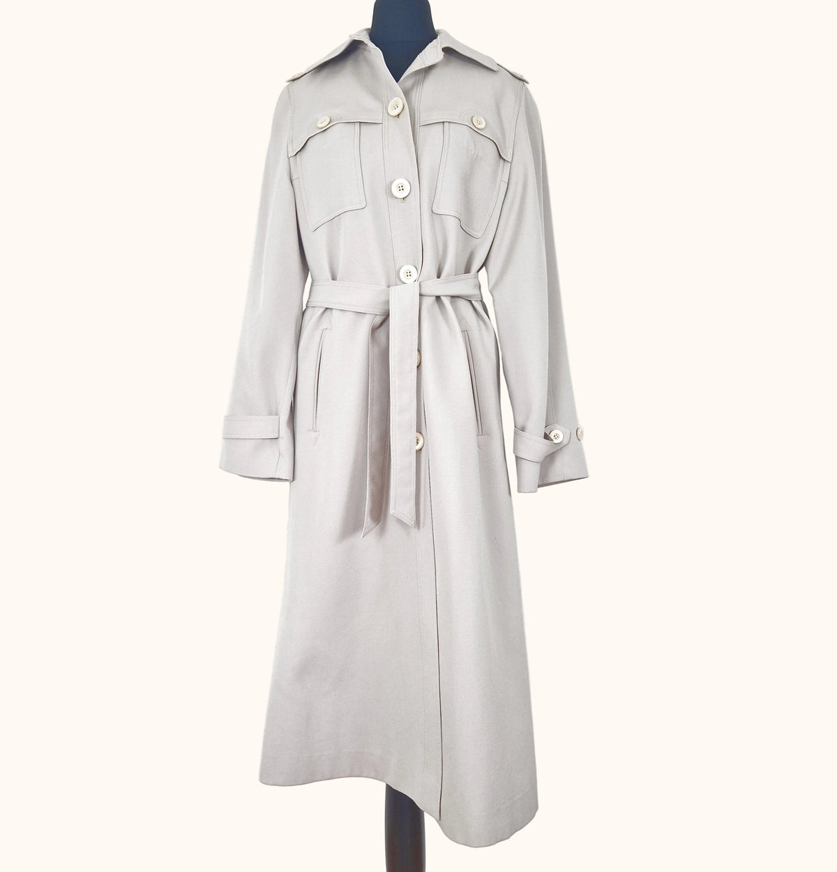 Einzigartiger und nachhaltiger Vintage Trenchcoat in Sand, mit Gürtel. Front.