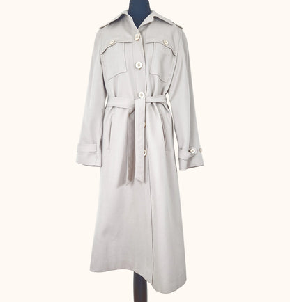 Einzigartiger und nachhaltiger Vintage Trenchcoat in Sand, mit Gürtel. Front.