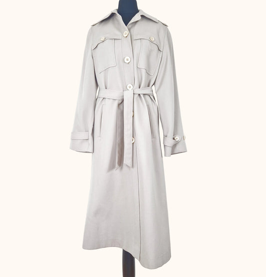 Einzigartiger und nachhaltiger Vintage Trenchcoat in Sand, mit Gürtel. Front.