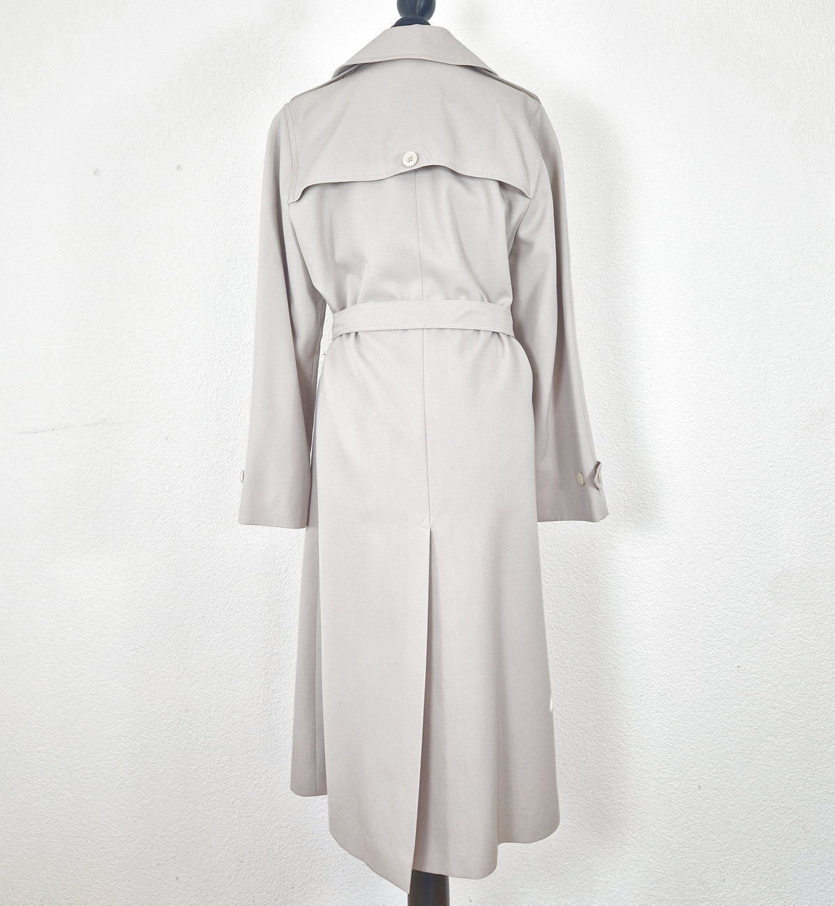 Einzigartiger und nachhaltiger Vintage Trenchcoat in Sand, mit Gürtel. Back.