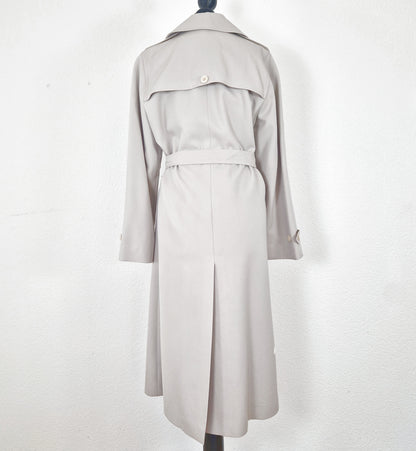 Einzigartiger und nachhaltiger Vintage Trenchcoat in Sand, mit Gürtel. Back.