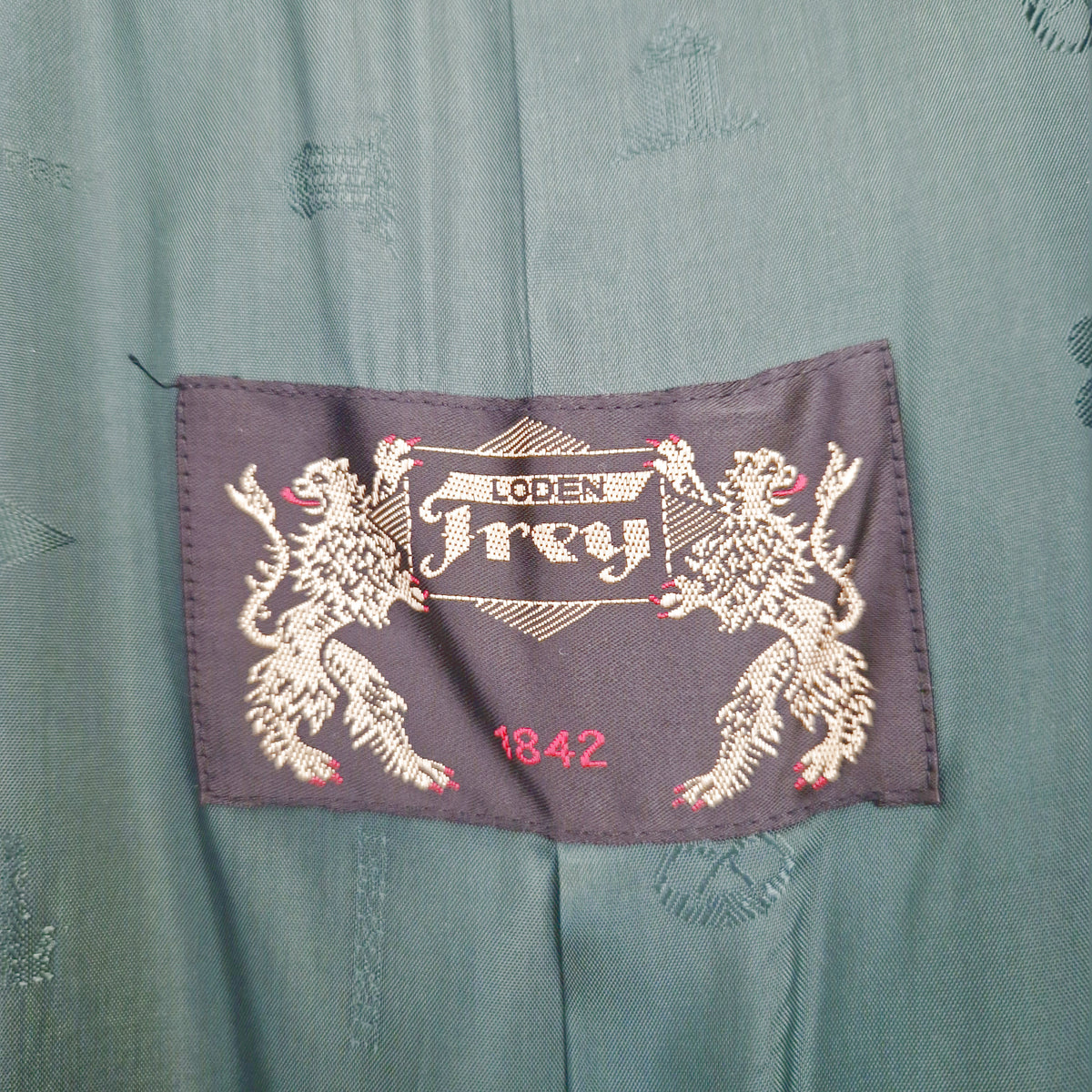 Einzigartiger und nachhaltiger Vintage Mantel in anthrazit-dunkelgrün von Loden Frey. Tag.