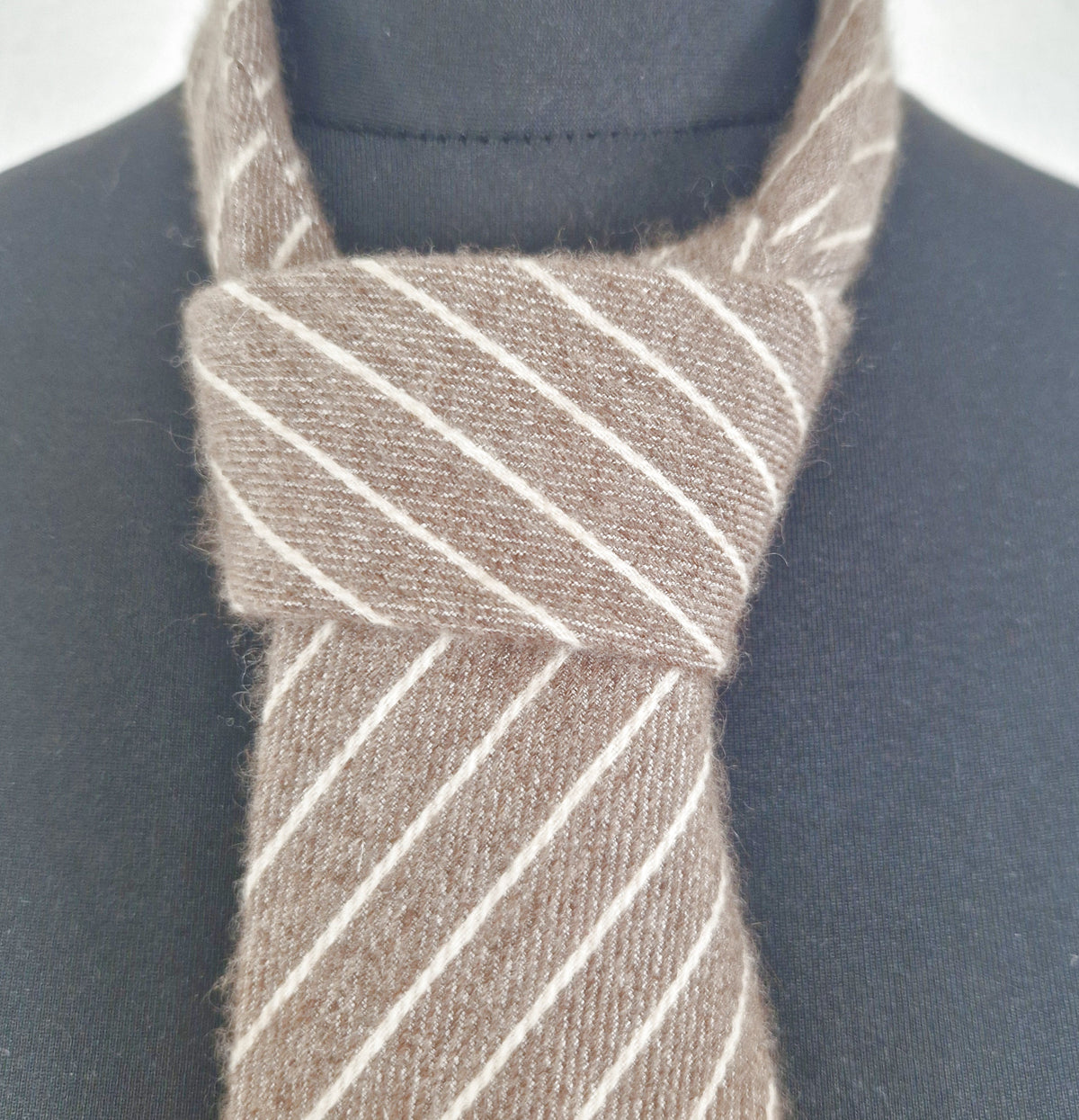 Einzigartige und nachhaltige Vintage Krawatte in braun-beige, gestreift, aus Kaschmir. Close-up.