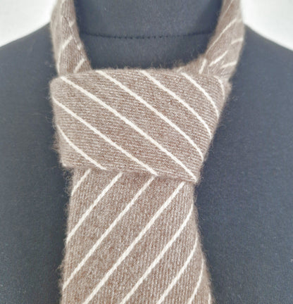 Einzigartige und nachhaltige Vintage Krawatte in braun-beige, gestreift, aus Kaschmir. Close-up.